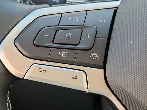 New 2026 Volkswagen Taos SE image 17