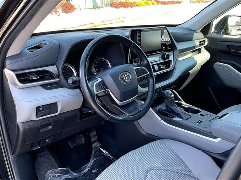 Used 2022 Toyota Highlander LE FWD image 16