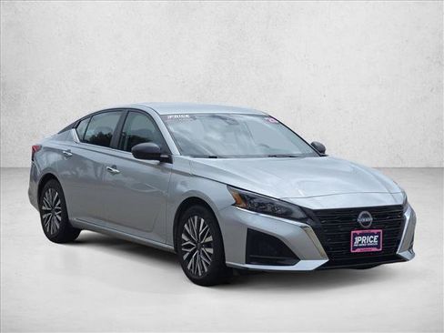Used 2025 Nissan Altima 2.5 SV FWD image 3