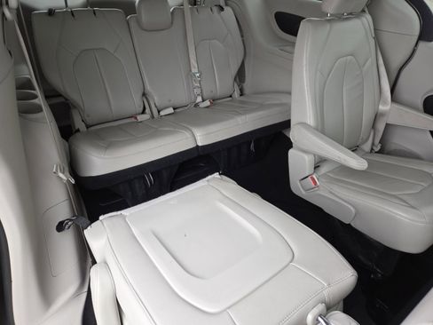 Used 2017 Chrysler Pacifica Touring-L w/ Tire & Wheel Group image 20