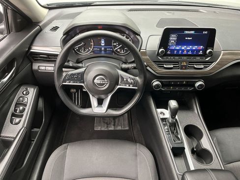Used 2025 Nissan Altima 2.5 SV FWD image 12