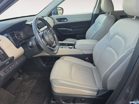Used 2024 Nissan Pathfinder SL image 9