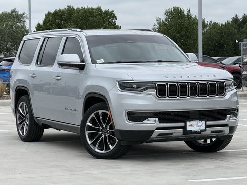Used 2022 Jeep Wagoneer Series III w/ Premium Group I AWD/4WD image 2