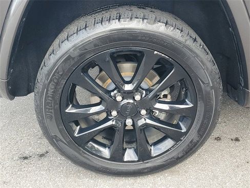 Used 2017 Jeep Grand Cherokee Altitude image 5