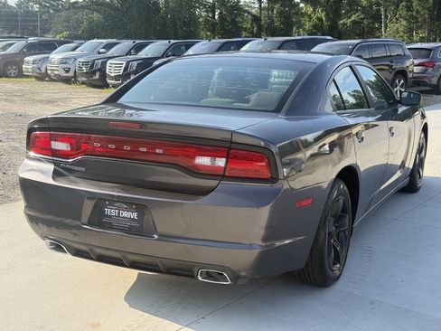 Used 2014 Dodge Charger SE w/ Connectivity Group RWD image 9