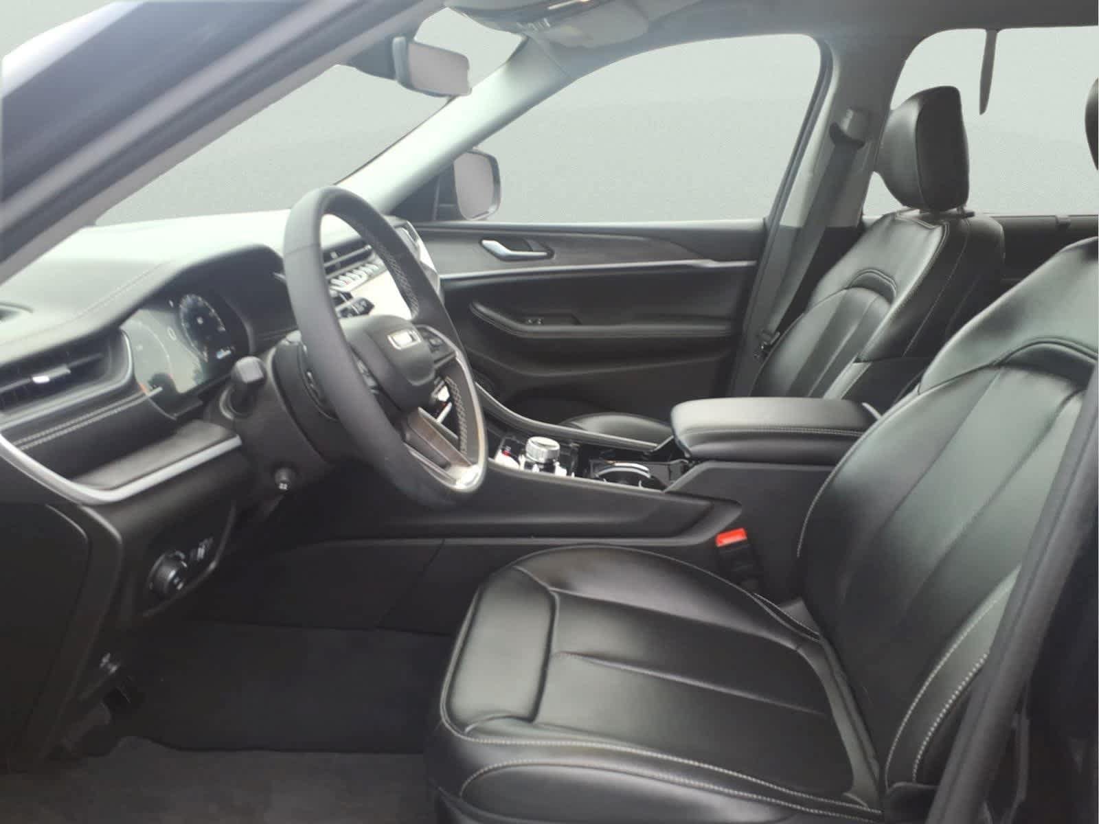 Used 2023 Jeep Grand Cherokee L Limited w/ Luxury Tech Group II AWD/4WD image 17