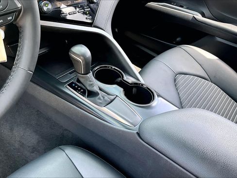 Used 2020 Toyota Camry SE FWD image 15