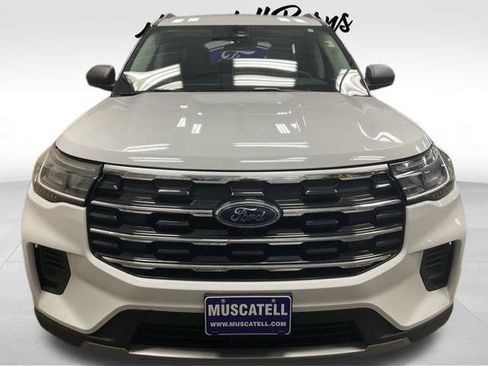 Used 2025 Ford Explorer Active AWD/4WD image 2