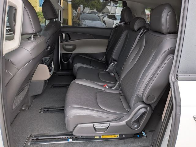 New 2027 Kia Carnival EX FWD image 17
