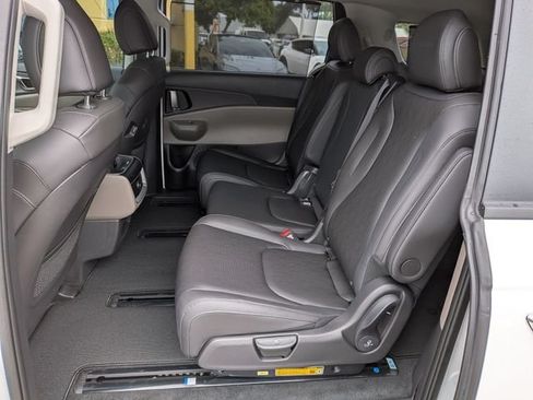 New 2027 Kia Carnival EX FWD image 17