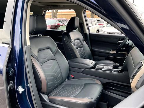 Used 2024 Nissan Pathfinder Platinum w/ Cargo Package image 8