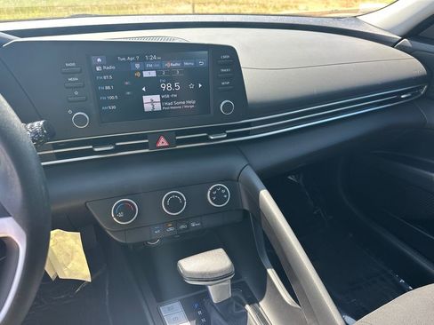 Used 2025 Hyundai Elantra SE FWD image 28