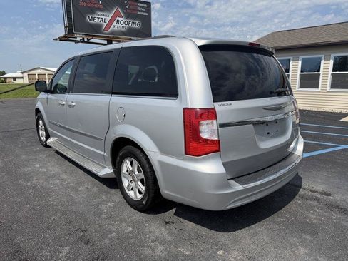 Used 2011 Chrysler Town & Country Touring FWD image 9