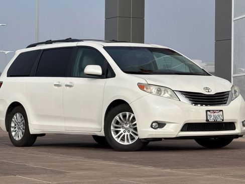 Used 2015 Toyota Sienna XLE w/ XLE Navigation Package image 2