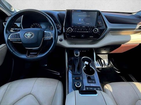 Used 2020 Toyota Highlander Limited image 16