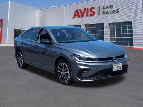 Used 2025 Volkswagen Jetta Sport FWD image 3