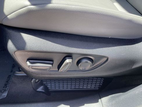 Used 2025 Toyota Sienna XLE FWD image 11