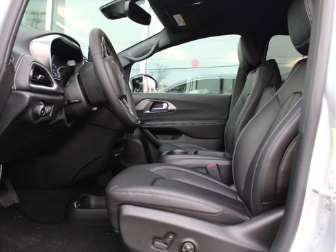 New 2026 Chrysler Pacifica Select image 10