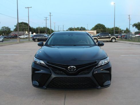 Used 2020 Toyota Camry SE image 2