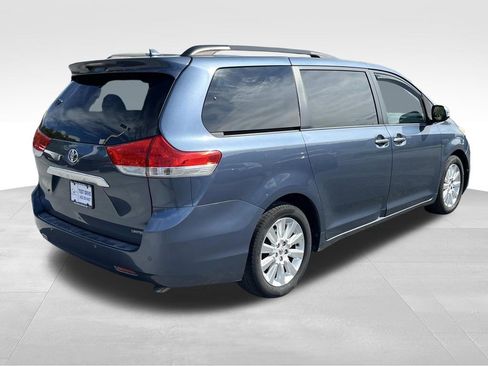 Used 2014 Toyota Sienna XLE image 3