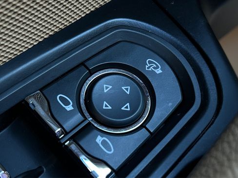 Used 2016 Porsche Cayenne image 44