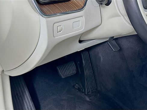 Used 2021 Volvo XC60 T5 Momentum w/ Premium Package image 10