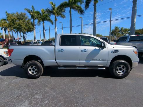 Used 2017 Nissan Titan SV image 3