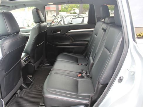 Used 2018 Toyota Highlander XLE AWD/4WD image 24