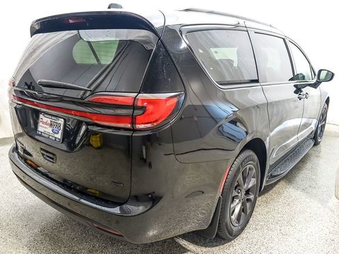 Used 2021 Chrysler Pacifica Touring-L w/ S Appearance Package image 8