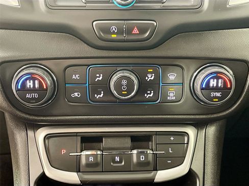 Used 2024 GMC Terrain SLE w/ Driver Convenience Package image 9