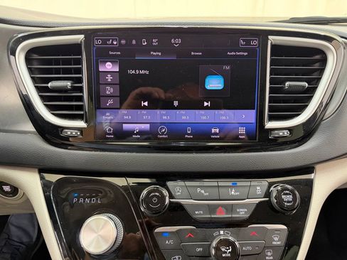 Used 2022 Chrysler Pacifica Touring-L FWD image 28
