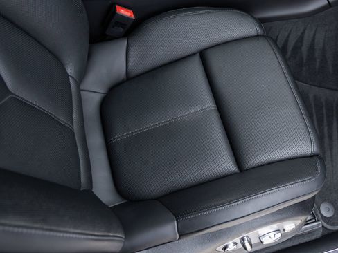 Certified 2023 Porsche Macan AWD/4WD image 44