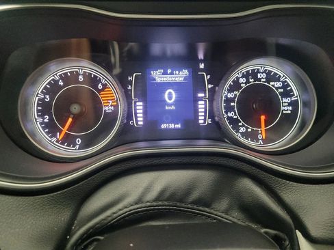 Used 2021 Jeep Cherokee Latitude Plus FWD image 23