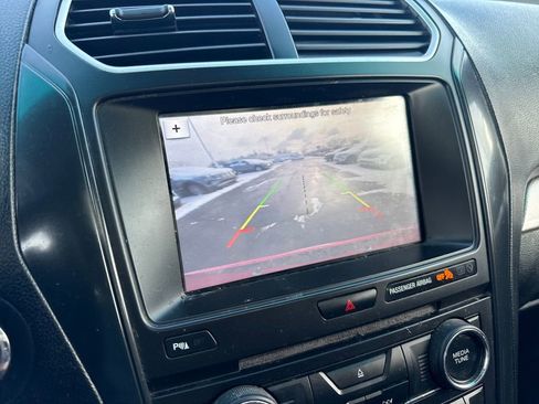 Used 2017 Ford Explorer XLT w/ XLT Technology Feature Bundle image 36