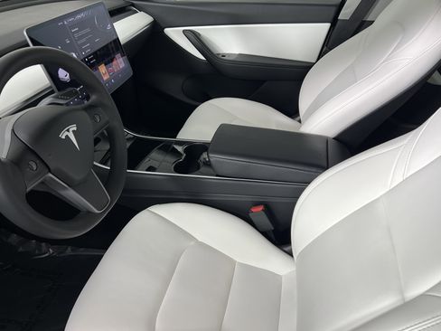 Used 2021 Tesla Model Y Long Range image 4