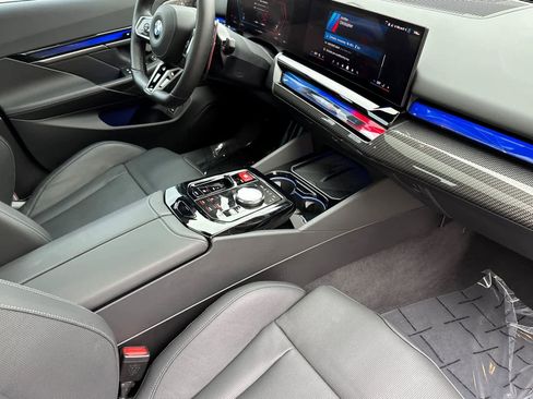 Used 2025 BMW M5 w/ Executive Package image 16