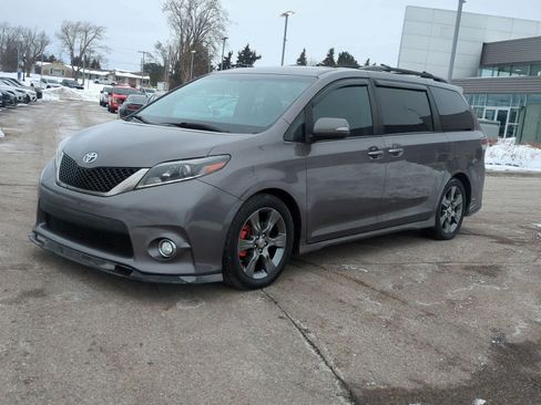 Used 2015 Toyota Sienna SE Premium image 4