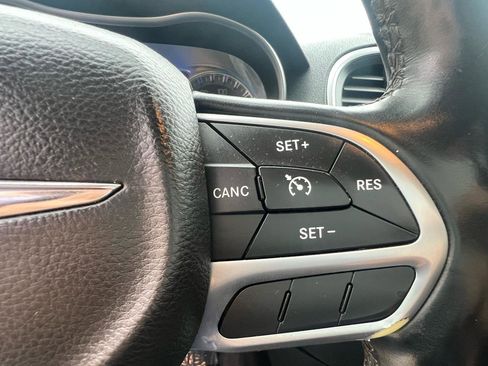 Used 2017 Chrysler 300 C RWD image 12