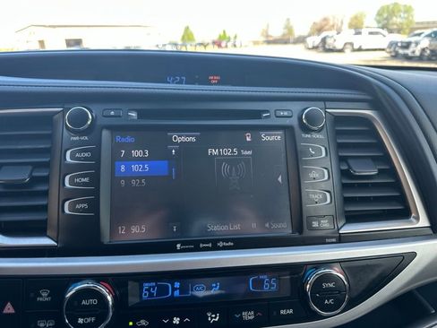 Used 2019 Toyota Highlander XLE AWD/4WD image 3