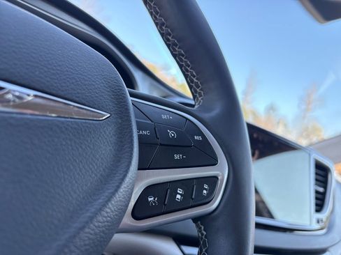 Used 2024 Chrysler Pacifica Touring-L image 17