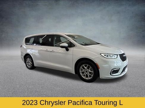 Used 2023 Chrysler Pacifica Touring-L image 2
