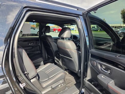 Used 2025 Honda Pilot TrailSport image 19