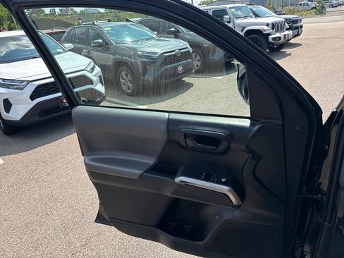 Used 2018 Toyota Tacoma SR5 AWD/4WD image 33