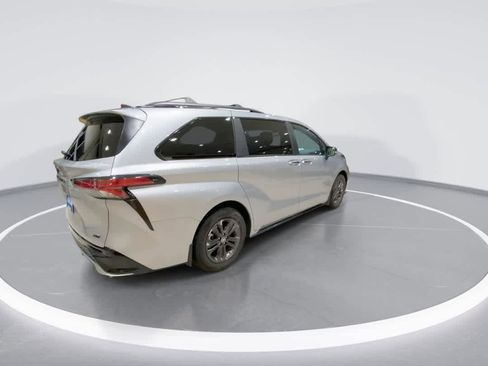 Certified 2025 Toyota Sienna XSE image 8