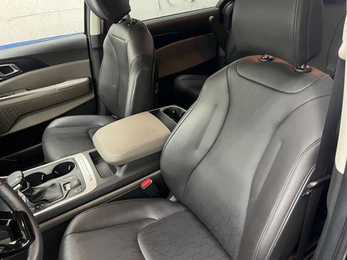 Used 2026 Kia Carnival FWD image 28