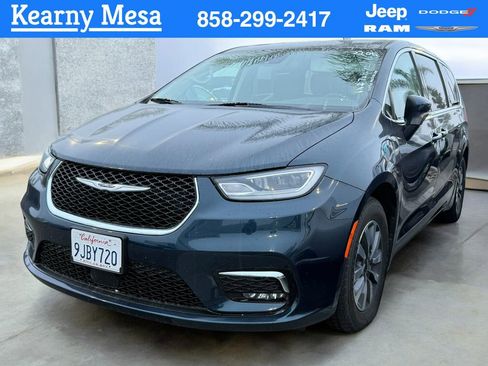 Used 2023 Chrysler Pacifica Touring-L image 1