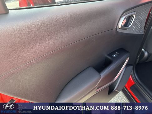 Used 2025 Kia Soul LX w/ LX Technology Package FWD image 11