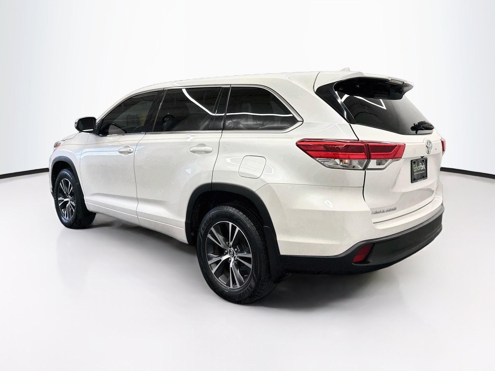 Used 2018 Toyota Highlander Plus FWD image 5