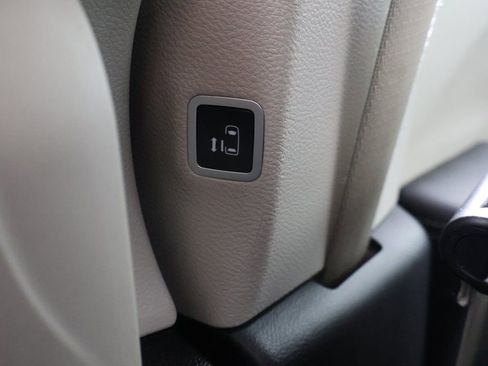 Used 2024 Chrysler Pacifica Touring-L image 29