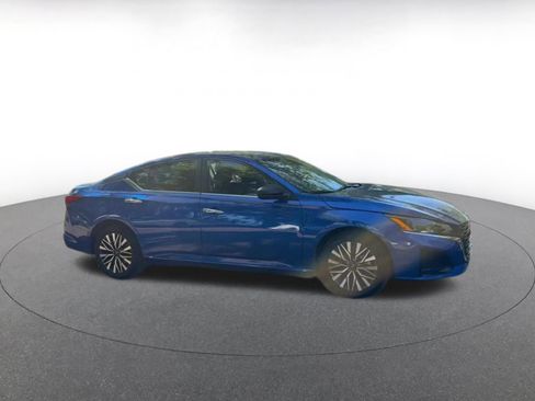 Used 2025 Nissan Altima 2.5 SV image 2